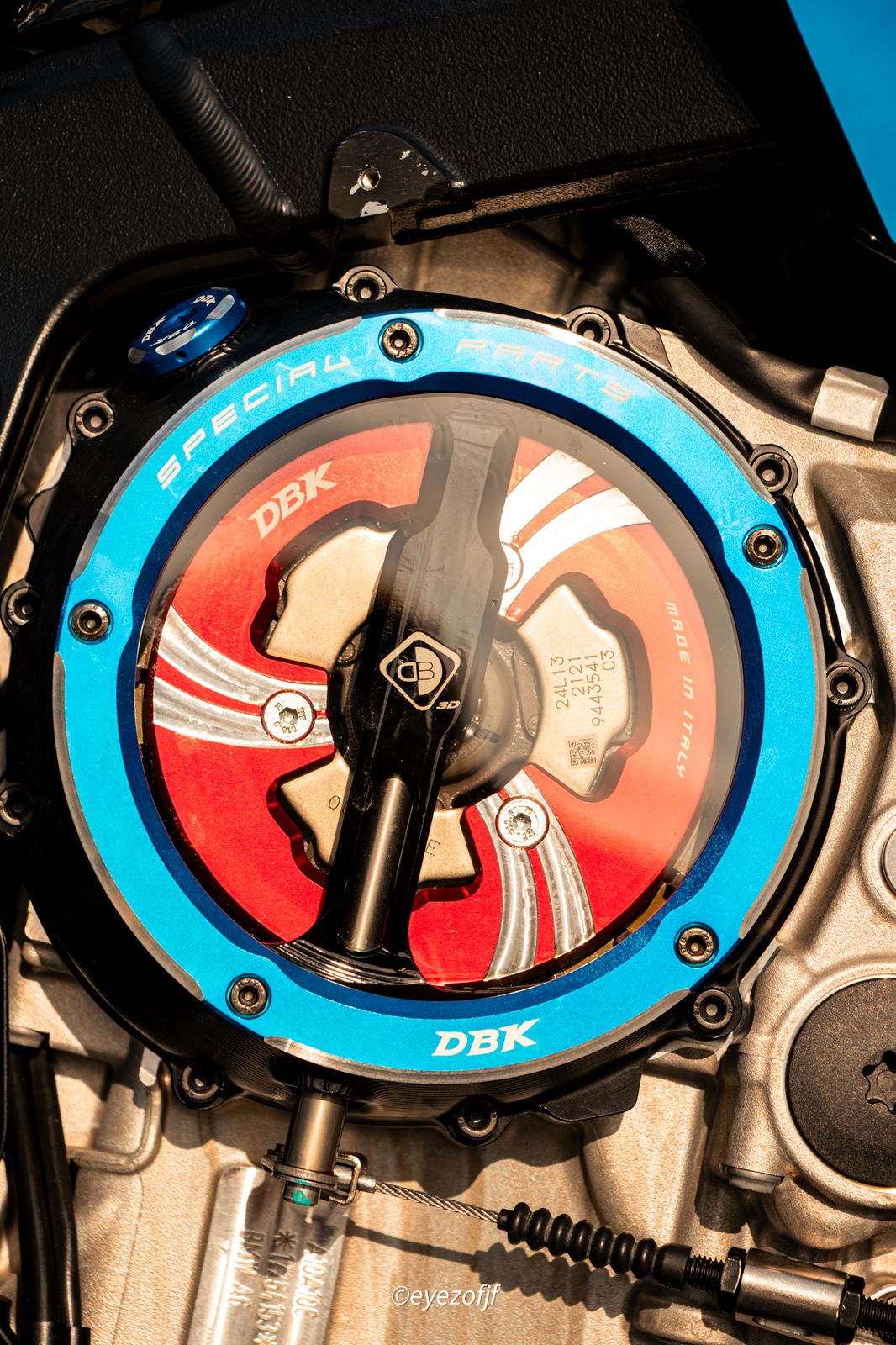 Blau-roter Kupplungsdeckel am Motor