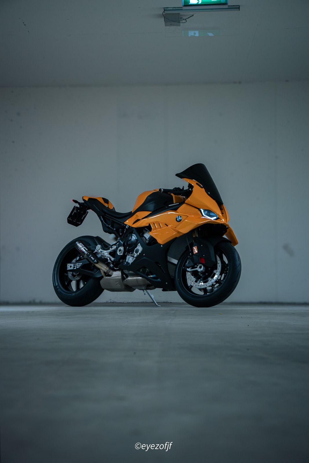 Oranges BMW-Sportmotorrad in einer leeren Tiefgarage