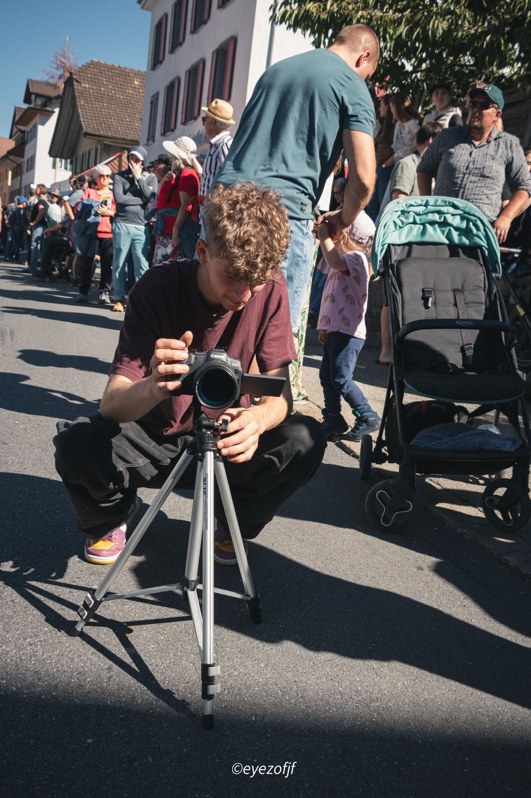 Ich beim Fotografieren mit Stativ an einem Fest